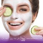 خانمی که ماسک بر صورت خودگذاشته است و توی هردودست حلقه خیار وجوددارد که یکی روی چشمش اسنت و دیگری در دست فرد است