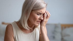 یائسگی چیست؟ چطور با عوارض آن مقابله کنیم؟