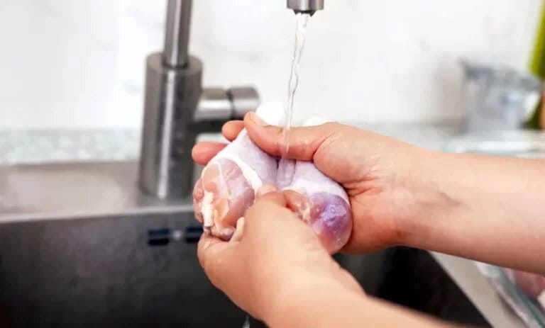 مرغ خام را بشویید دچار این بیماری میشوید