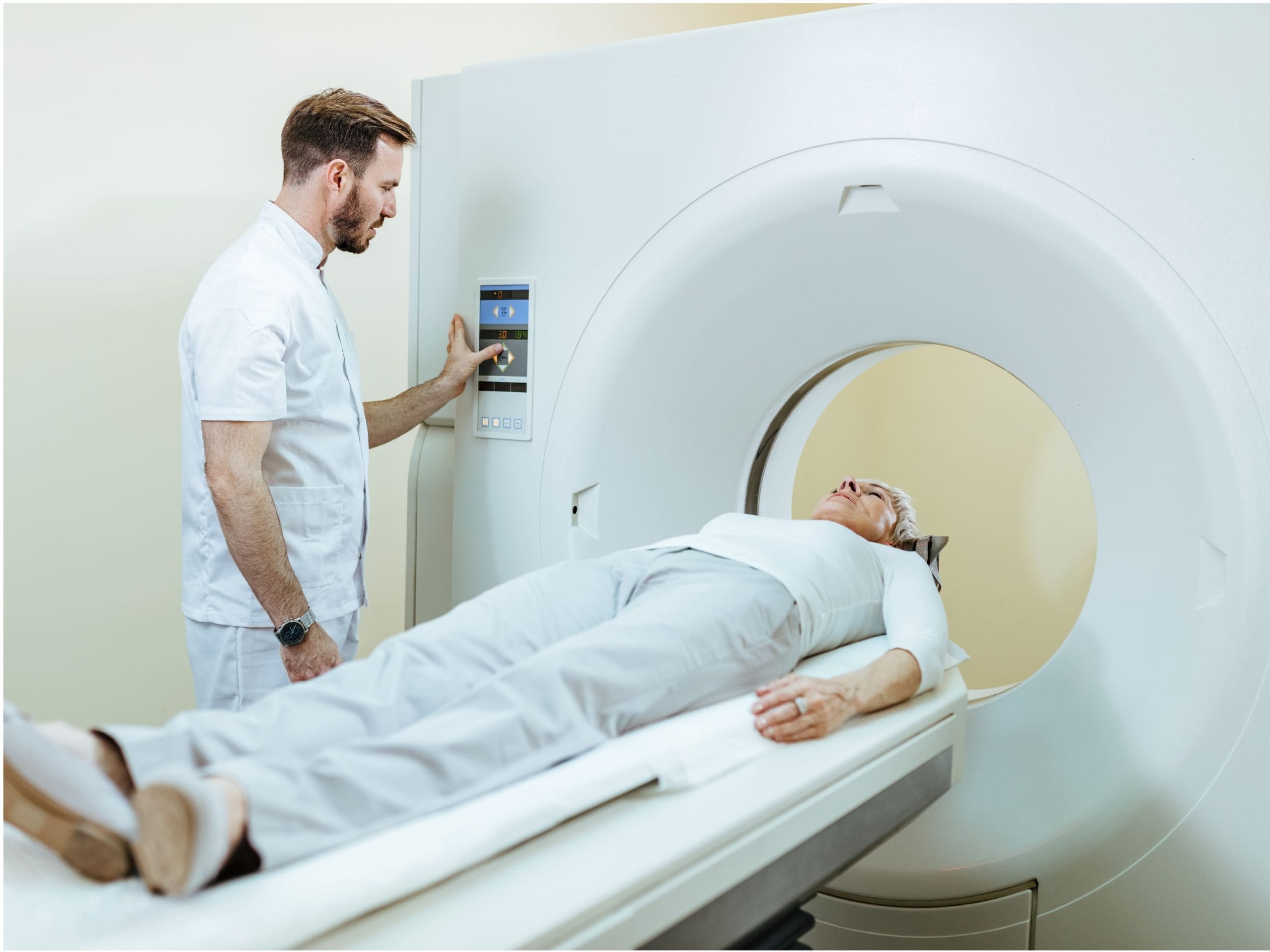 متخصص مغز و اعصاب در حال بررسی اسکن مغز برای تشخیص دقیق اختلالات عصبی