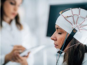 انجام تست نوار مغز EEG برای بررسی فعالیت مغزی و تشخیص اختلالات عصبی