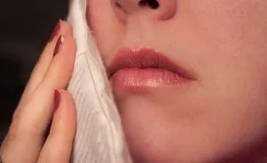 این ترکیب گیاهی زمانی که با نور فعال می شود باکتری کلیدی عفونت لثه را از بین می برد