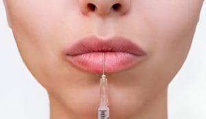 بعد از تزریق ژل لب چکار کنیم که ماندگاری آن بیشتر شود؟ 10 راز افزایش دوام فیلر لب