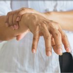چگونه بفهمیم مبتلا به پارکینسون شدیم؟