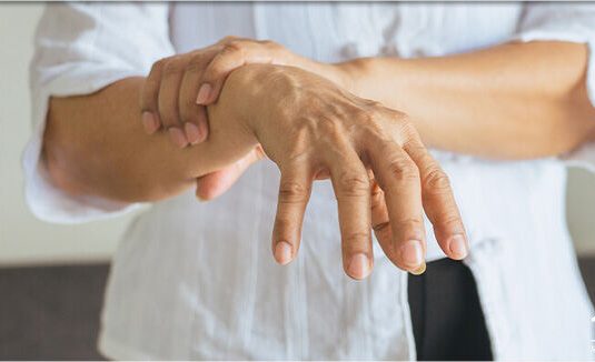 چگونه بفهمیم مبتلا به پارکینسون شدیم؟
