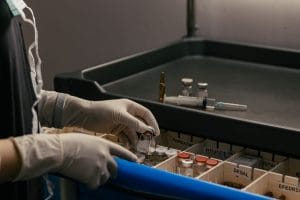 وقتی میکروب‌های روده فیبر کم‌تری می‌خورند: آیا از لایه مخاطی خودِ شما تغذیه می‌کنند؟