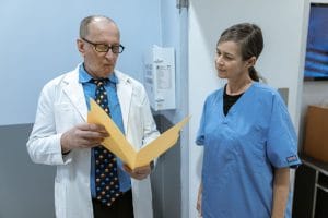 اسفناج، بادام و اکسالات: آیا این خوراکی‌های سالم می‌توانند التهاب روده در IBD را تشدید کنند؟